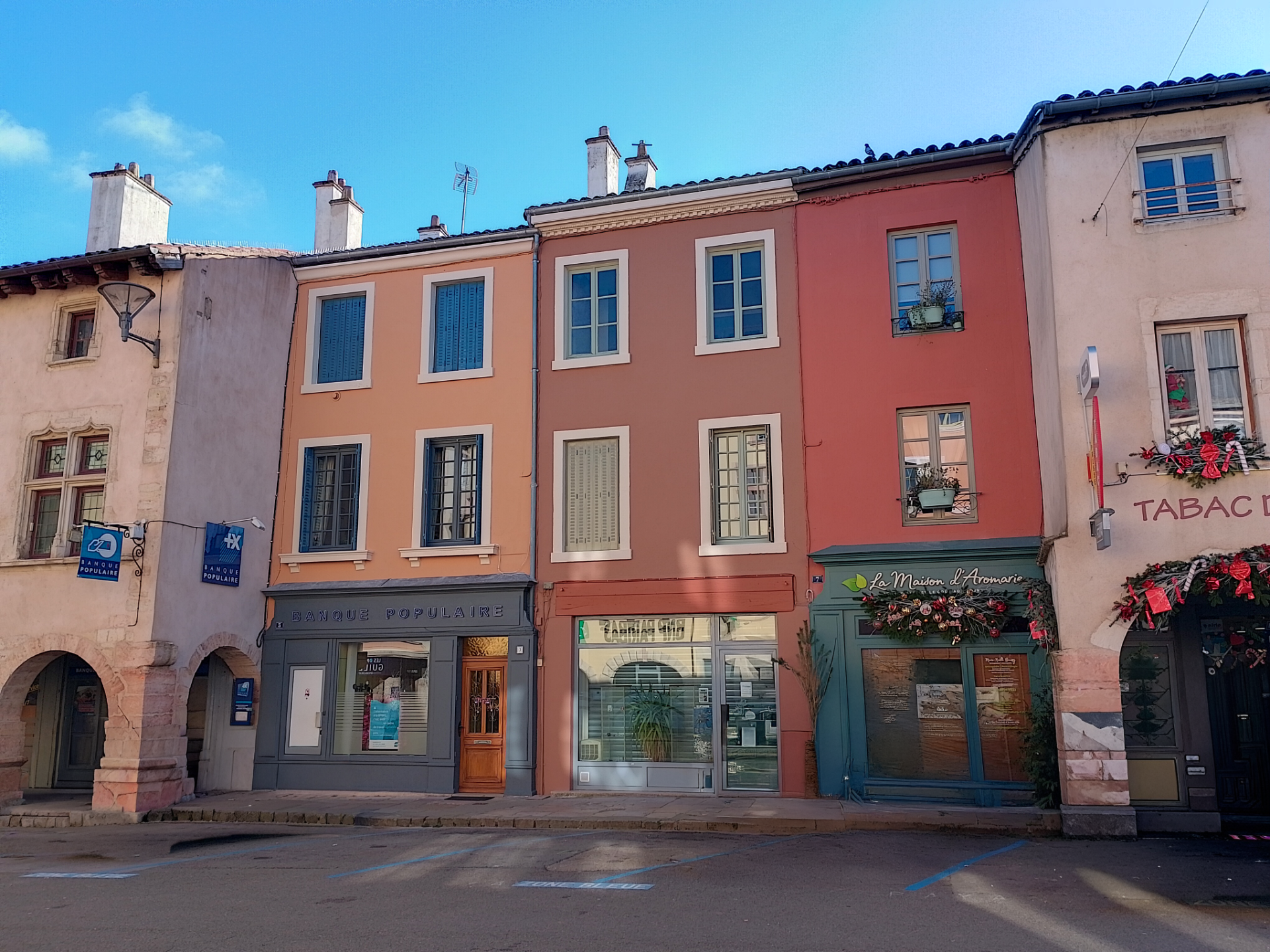 Façaces rénovées place de l'Hôtel de Ville